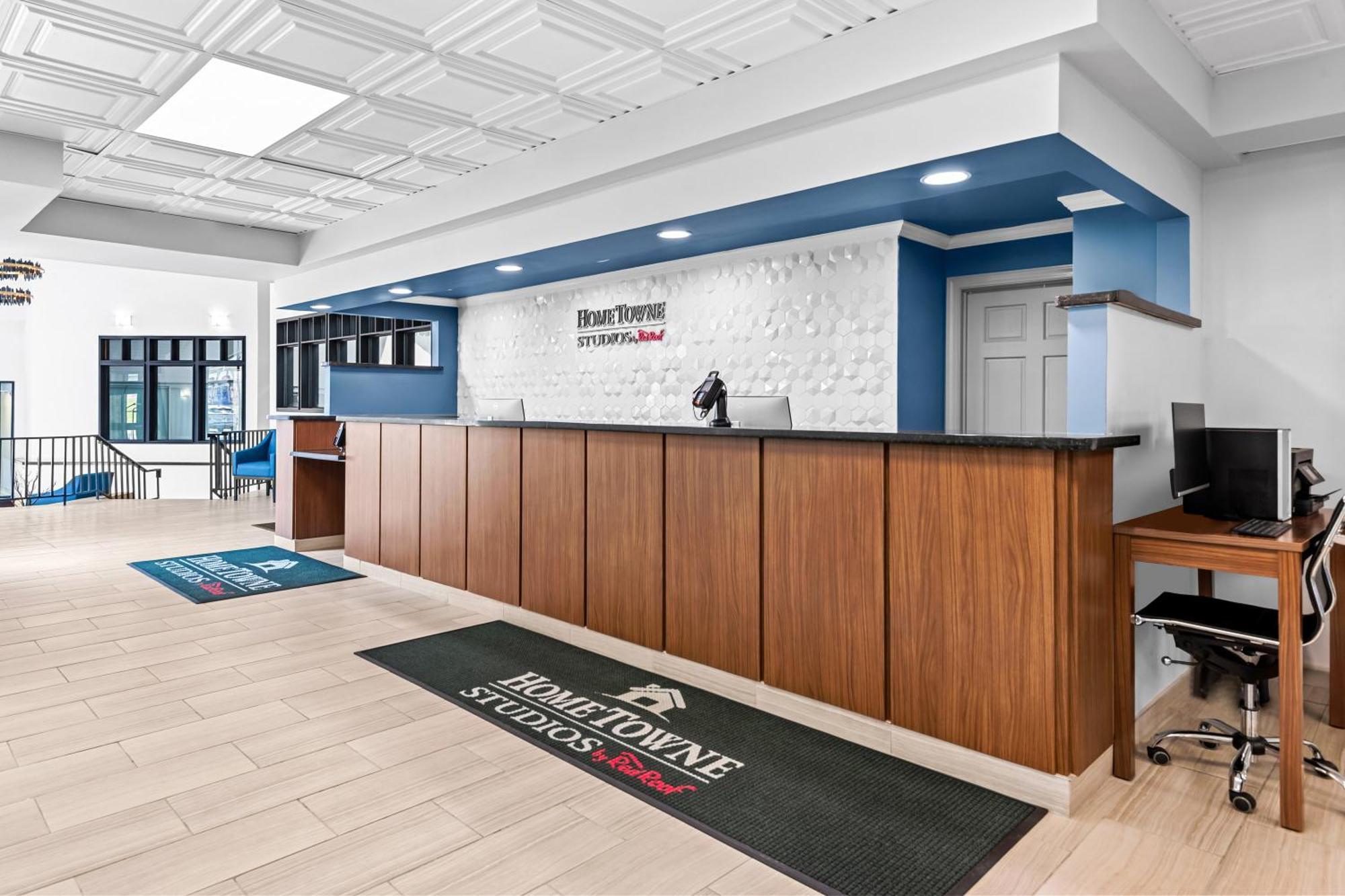 Hometowne Studios By Red Roof & Conference Center Кортленд Экстерьер фото