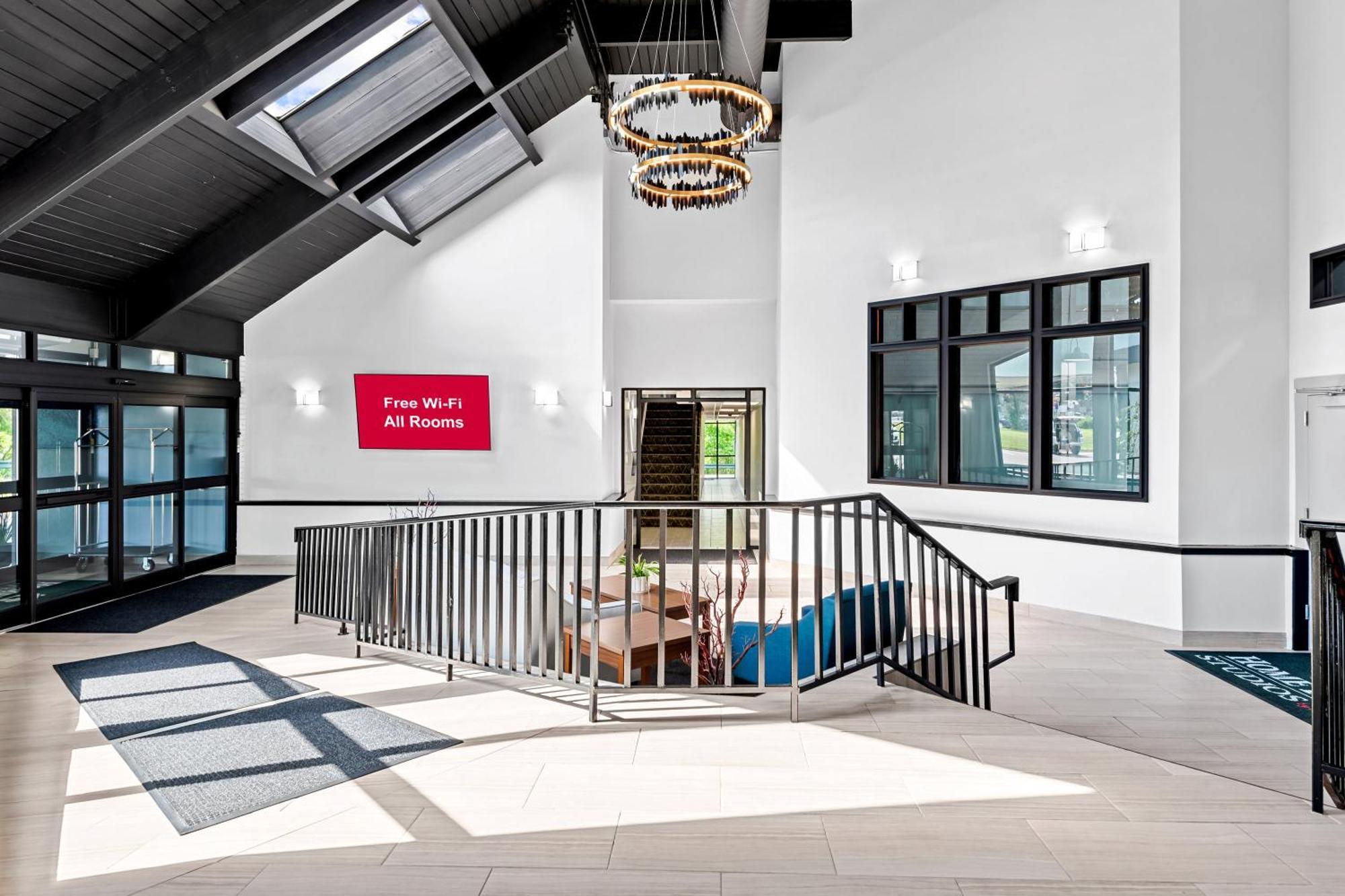 Hometowne Studios By Red Roof & Conference Center Кортленд Экстерьер фото