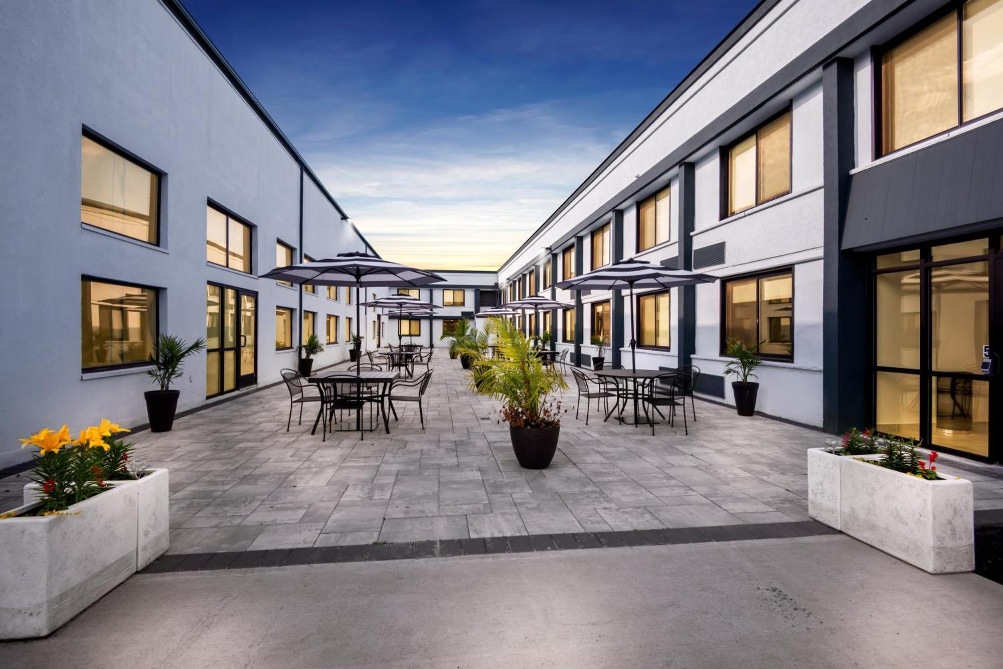 Hometowne Studios By Red Roof & Conference Center Кортленд Экстерьер фото