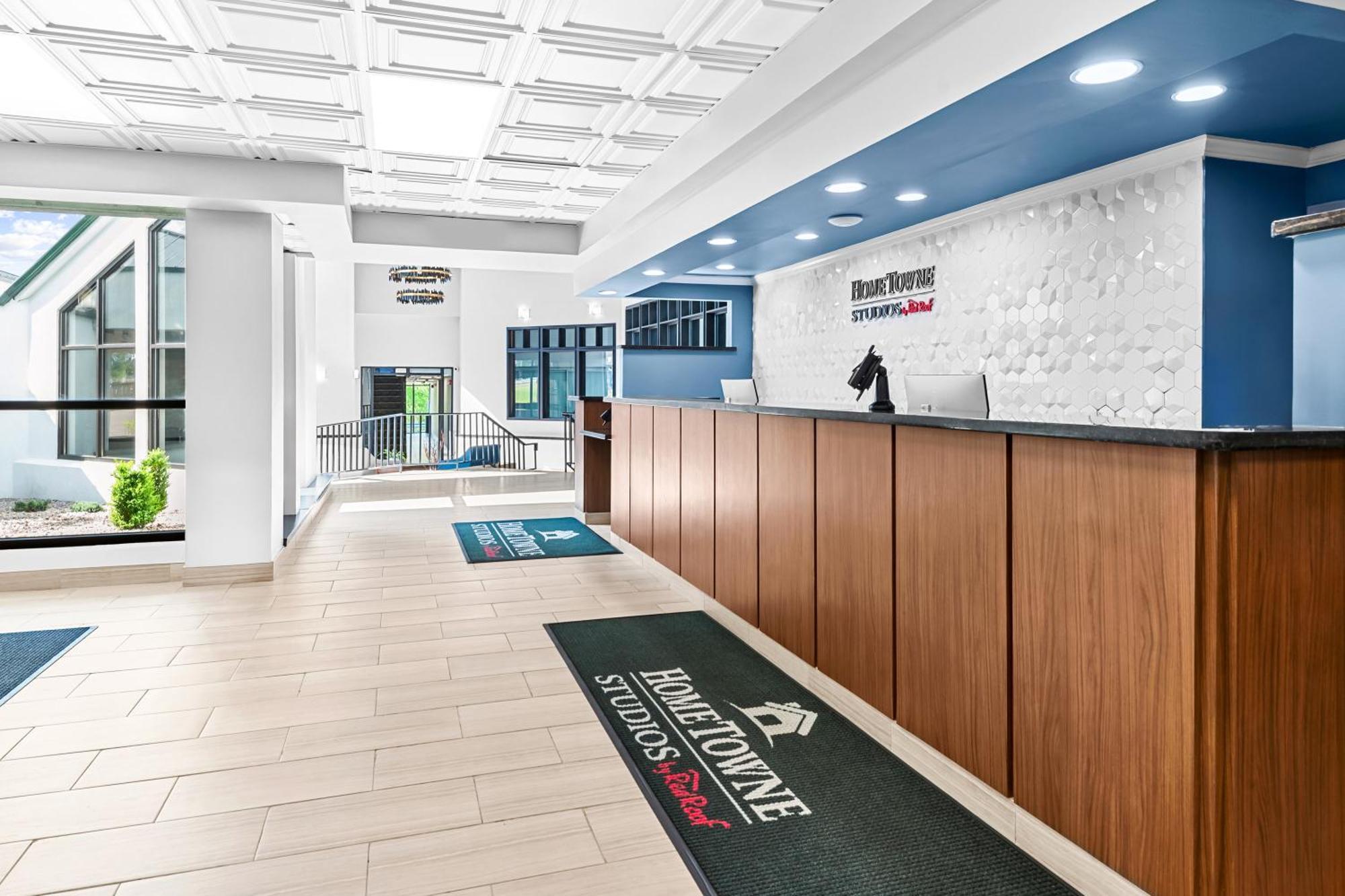 Hometowne Studios By Red Roof & Conference Center Кортленд Экстерьер фото